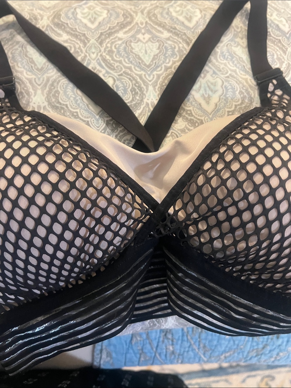 Victoria’s Secret sport Black Mesh Overlay sports
Bra with nude lining size 34D